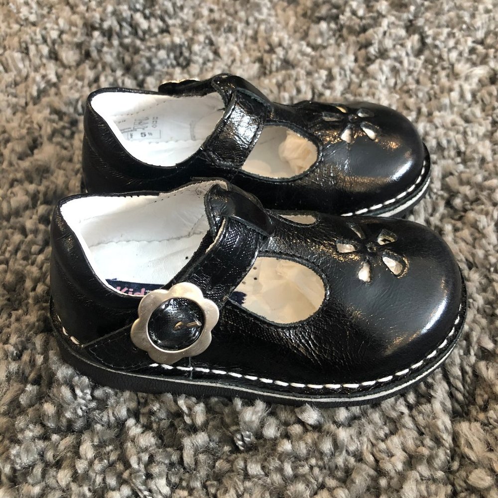 Girls Kid Express Black Leather Velcro Shoes - Picture 2 of 4